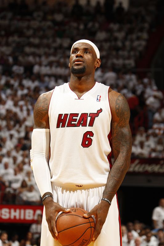 巨星时刻！爱德华兹几乎负角度关键三分绝平 穆雷封到脸上仍无力阻挡！（高光时刻！爱德华兹逆天角度关键三分扳平，穆雷贴脸干扰亦无法阻挡）