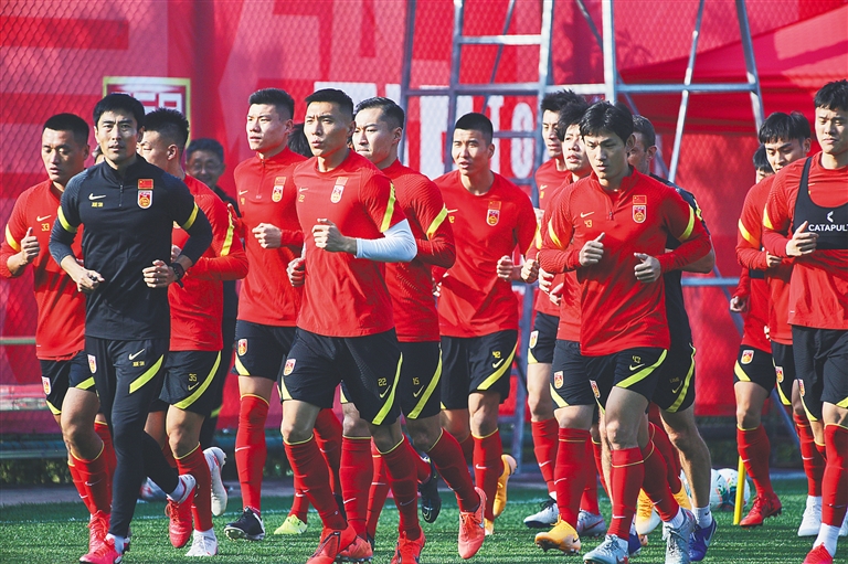 苏媒：泰州一所中学将“苏超”解说金句设为了课间铃声（江苏媒体：泰州某中学把“苏超”解说金句设为课间铃声）