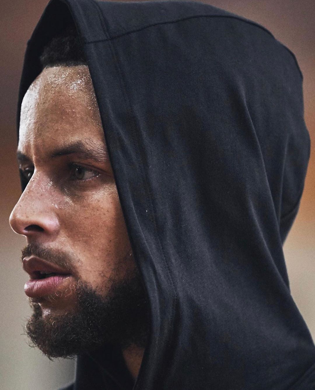 希罗：我才复出6场跟球队化学反应需循序渐进，球队防守需更好（希罗：复出仅6战仍需慢慢磨合，球队防守亟待提升）