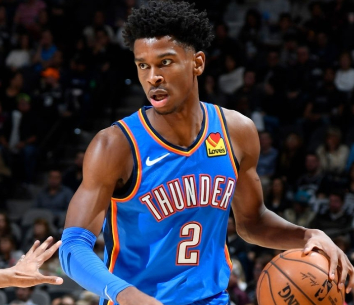 生涯之夜的两位新秀交换球衣合影后，奎因从哈珀手上要回球衣（生涯之夜两位新秀互换球衣合影，奎因随后向哈珀索回球衣）