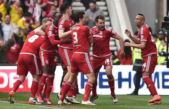 美媒：尼克斯多位高年薪球员和主帅布朗将大笔奖金分给工作人员（美媒称尼克斯多名高薪球员与主帅布朗向工作人员分发大额奖金）