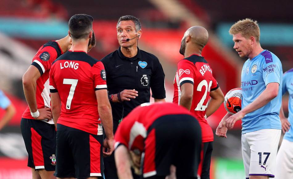 外媒：下赛季欧冠联赛阶段用球将采用白+薄荷绿+紫创新配色（外媒：下赛季欧冠联赛阶段用球将启用白、薄荷绿与紫的全新配色）