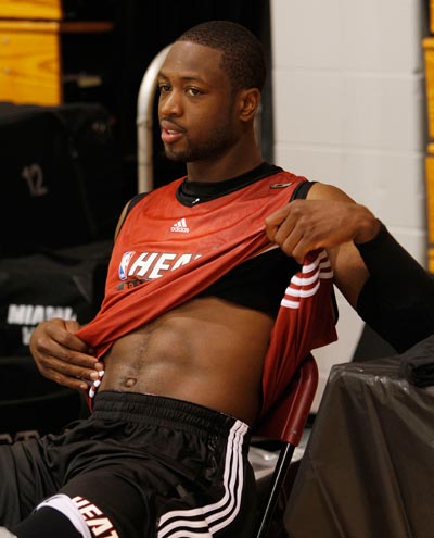 湖人发布圣诞宣传片球迷留言求加强防守（湖人发布圣诞宣传片，球迷齐声呼吁提升防守强度）