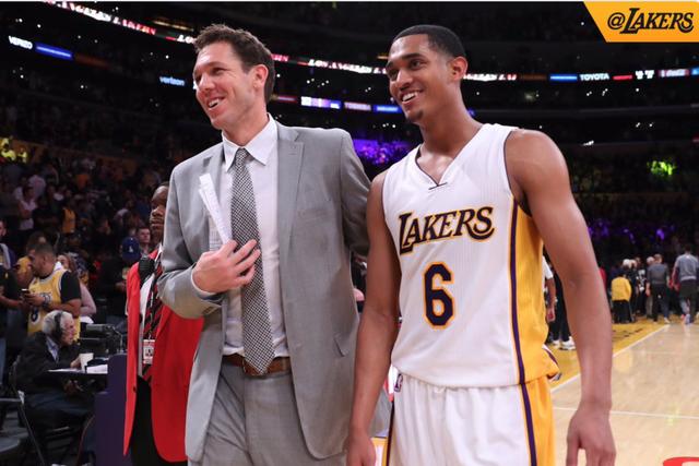 攻防都有表现！奇才双向武克切维奇19中8拿到18分9板4帽（攻守兼备！奇才双向武克切维奇19投8中砍下18分9板4帽）