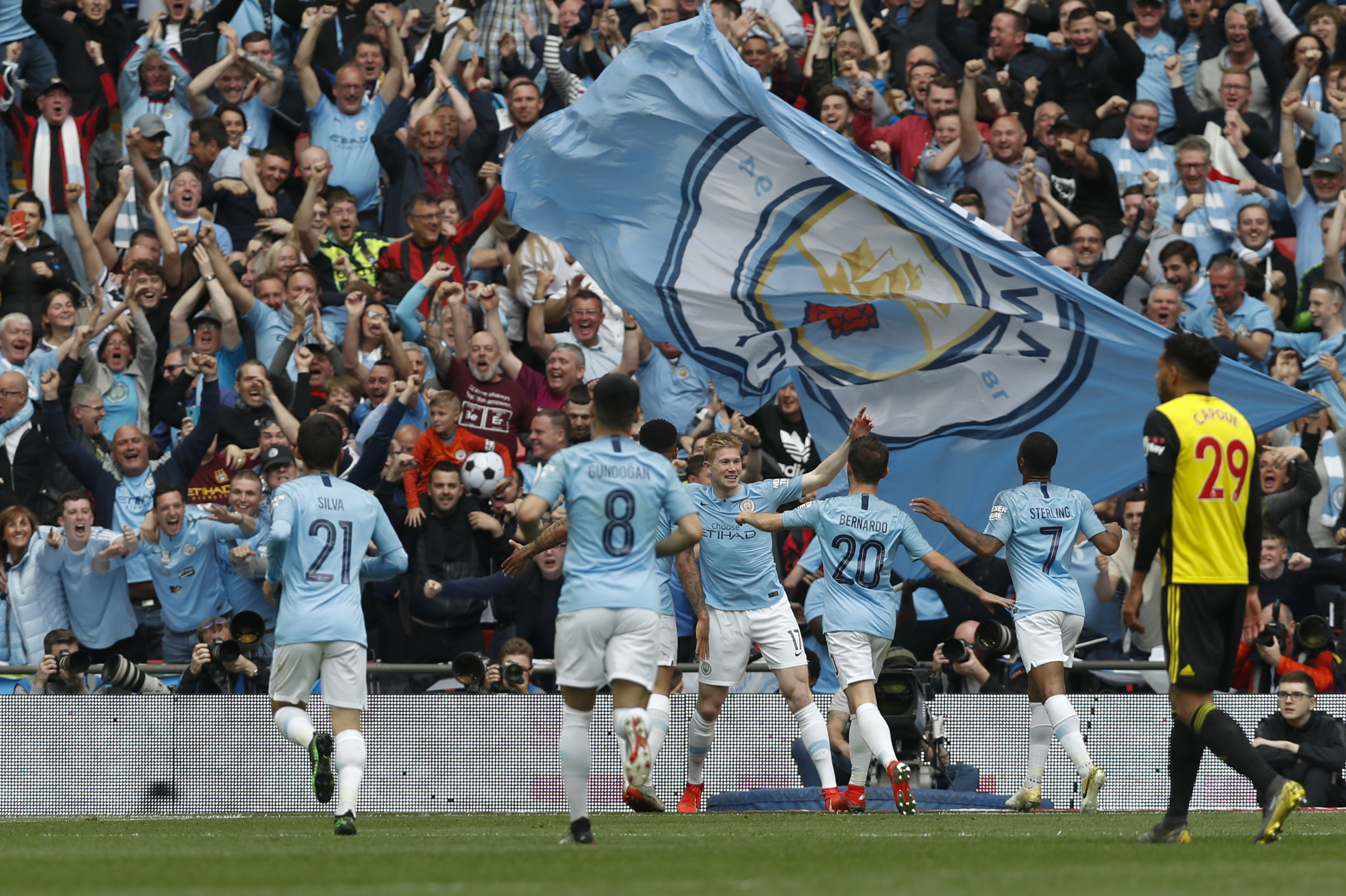 毛剑卿谈汪士钦红牌：给年轻人点自信吧，再网暴把人家暴死了（毛剑卿评汪士钦红牌：请给年轻球员一些信心，别再用网暴伤害人）