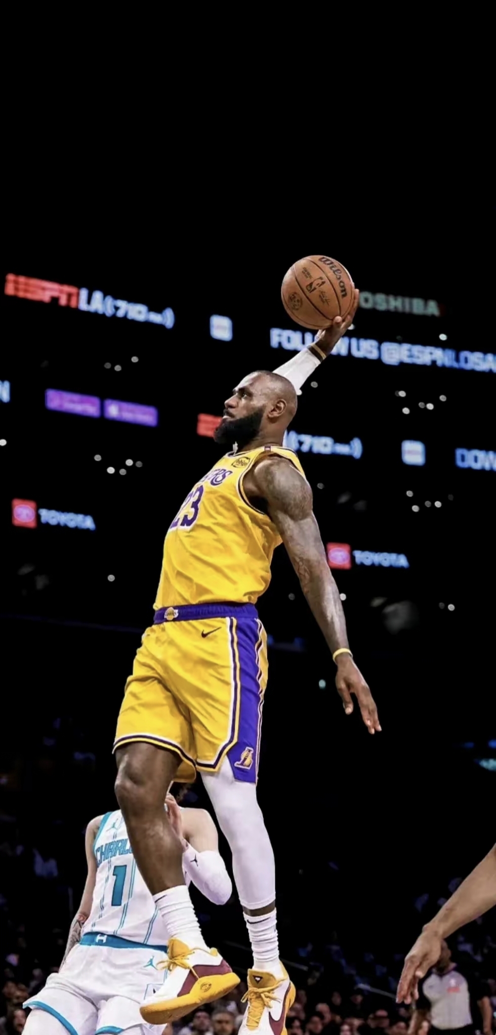 意甲风云再起！国际米兰4-0横扫科莫，齐沃战术大胜法布雷加斯夺榜首（意甲再起波澜：国米4-0击溃科莫，齐沃战术完胜法布雷加斯登顶榜首）