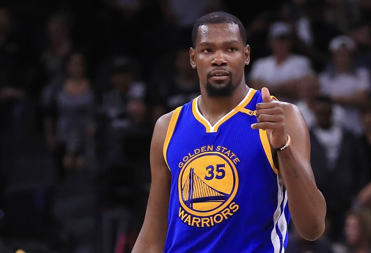 维尼修斯社媒秀恩爱：球场上风驰电掣，女友身边秒变俏皮男孩（维尼修斯社媒晒恩爱：赛场飞驰如电，女友身边瞬间变身俏皮男孩）