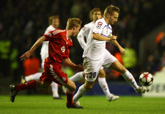 西媒：巴萨向欧足联提交报告，控诉法兰克福球迷破坏球场设施（西媒：巴萨已向欧足联递交申诉，指责法兰克福球迷损坏球场设施）