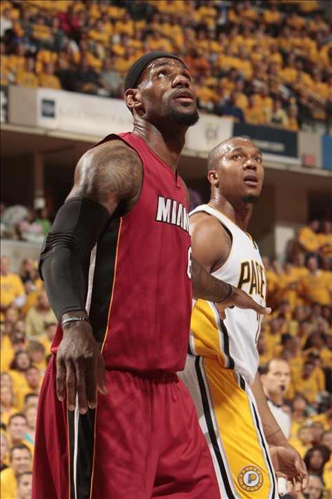 米兰跟队：米兰双雄探讨出售圣西罗冠名权，每年2000-3000万欧（随队记者：米兰双雄商议出售圣西罗冠名权，年收入预计2000-3000万欧）