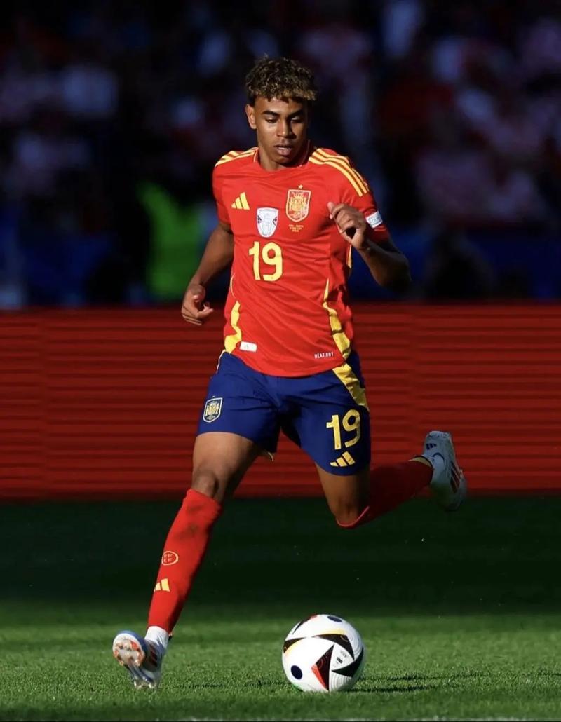 差距较大！湖人半场8罚5中全部来自于东契奇 马刺则是19罚16中（半场罚球悬殊：湖人8罚5中全来自东契奇，马刺19罚16中）