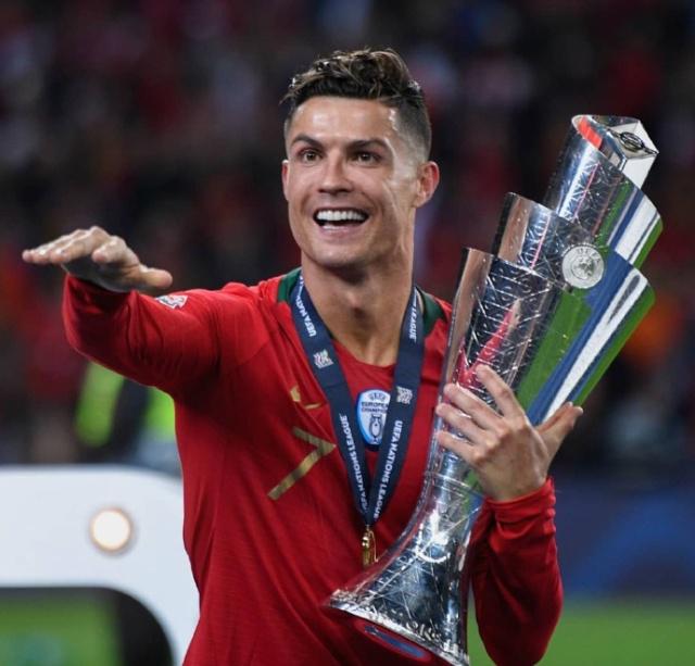 篮球传奇：詹姆斯砍下40+，创个人新高（传奇之夜：詹姆斯轰下40+，刷新个人纪录）