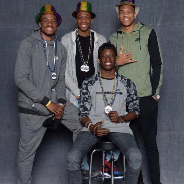 法兰克福球迷诺坎普燃放焰火投掷玻璃杯（法兰克福球迷在诺坎普燃放烟火并投掷玻璃杯）