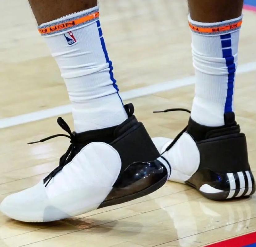 15投4中陷入挣扎！弗拉格暴露体能短板 糟糕的三分投射成最大掣肘（15投仅4中手感低迷！弗拉格体能隐忧暴露 三分失准成最大瓶颈）